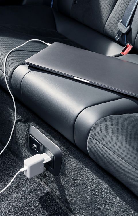 Nabíjení notebooku přes vestavěnou elektrickou zásuvku na zadních sedadlech modelu Hyundai IONIQ 6 N.
