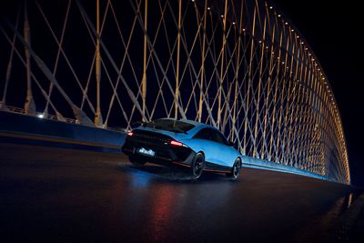 IONIQ 5 N jedoucí po okresní cestě.