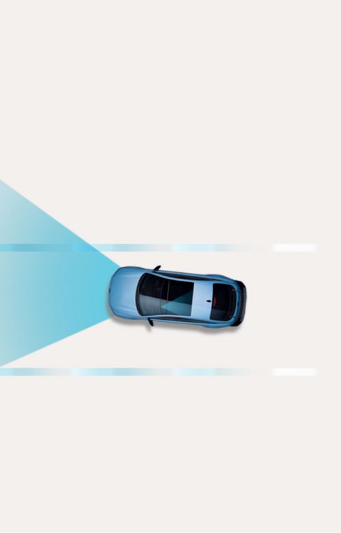 Kamerové sledování únavy řidiče: Pohled shora na vůz Hyundai IONIQ 6 N jedoucí v jízdních pruzích, zatímco kamera v kabině sleduje pozornost řidiče.