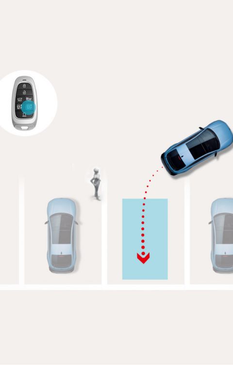 Dálkový inteligentní parkovací asistent 2.0 (RSPA2): Hyundai IONIQ 6 N se pomocí dálkového ovládání sám zaparkuje do vyznačeného prostoru, i když se v jeho blízkosti nachází chodec.