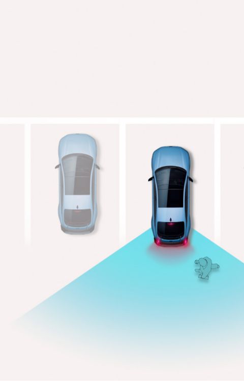 Asistent pro odvrácení kolize při parkování vzad(PCA): Hyundai IONIQ 6 N detekuje chodce za vozidlem při couvání z parkovacího místa.