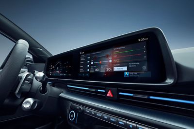 Widok wnętrza elektrycznej limuzyny Hyundai IONIQ 6 N z bliska, z cyfrowym zestawem wskaźników i sportowym designem kokpitu