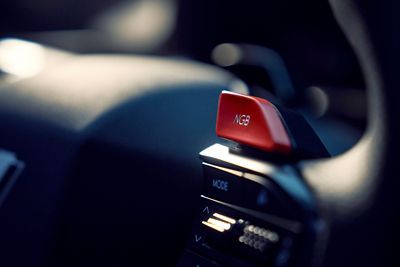 Zbliżenie na kierownicę Hyundaia IONIQ 6 N z przyciskiem NGB (N Grin Boost) na interfejsie sterowania wysokowydajnym pojazdem elektrycznym