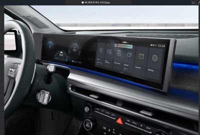 Pantalla curva panorámica mostrando Hyundai Assistant del IONIQ 9. 