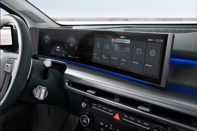 Gebogen panoramisch display in de IONIQ 9 toont Hyundai AI Assistant.