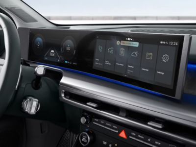 Das gebogene Display vom Hyundai IONIQ 9 mit der aktivierter Sprachfunktion.