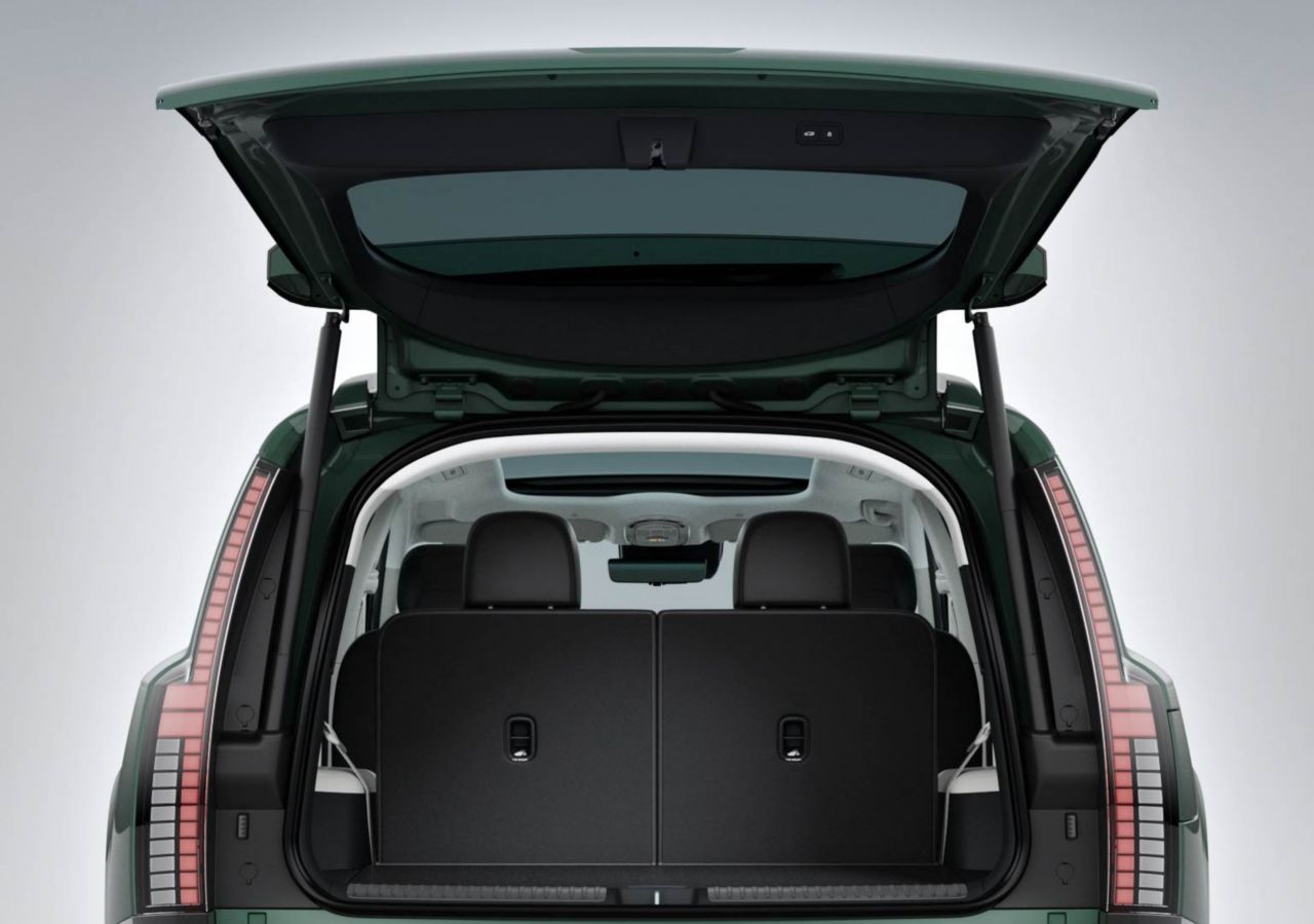 Animation showing 2494 litres of cargo capacity with 2nd and 3rd rows flat in the Hyundai IONIQ 9.