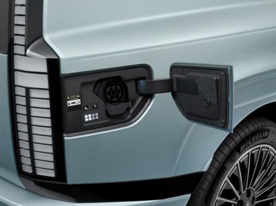 Geopende laadaansluiting van de elektrische Hyundai IONIQ 9 SUV.