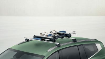 Hyundai IONIQ 9 con barras transversales de aluminio y accesorios de transporte portaesquís.