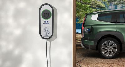 Hyundai IONIQ 9 podłączony do ładowarki naściennej Hyundai WallBox.