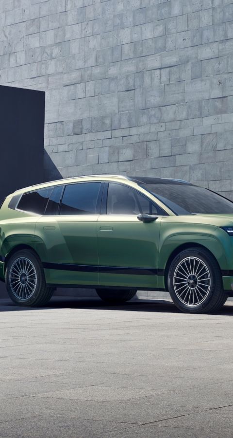Hyundai IONIQ 9 SUV électrique se recharge devant une maison.