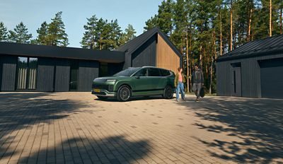 Elektrische Hyundai IONIQ 9 SUV, geparkeerd voor een huis.