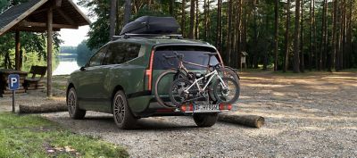 Hyundai IONIQ 9 con baúl de techo montado y portabicicletas para todos los accesorios de transporte de barras de remolque.