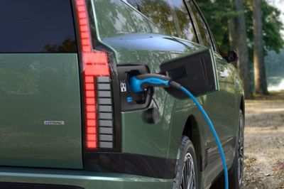 Offene Ladebuchse des Hyundai IONIQ 9 Elektro-SUV.