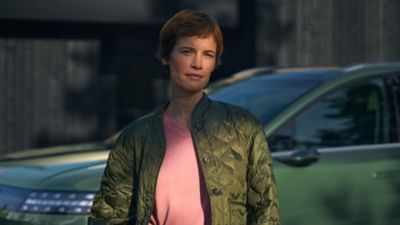 Mujer frente a un IONIQ 9