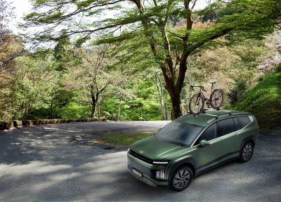 Hyundai IONIQ 9 con barras transversales de aluminio y portabicicletas más accesorios de transporte.