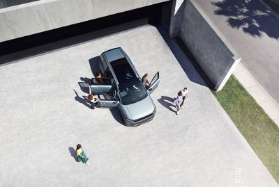Top view of the IONIQ 9 with 6 people getting out of the car.