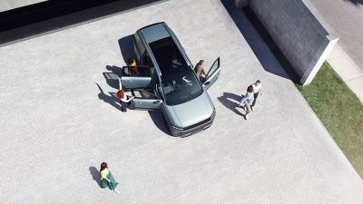 Vista dall’alto di 6 persone che escono dalla da IONIQ 9.