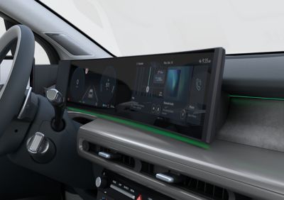 Gebogen panoramisch display in de IONIQ 9 toont Features on Demand.