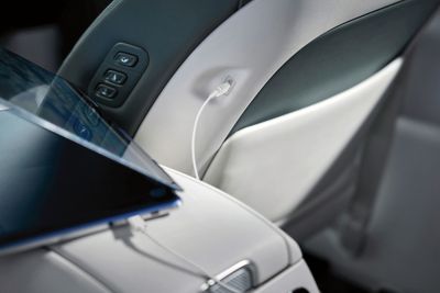Met een Hyundai 100W USB-C-kabel wordt een tablet in de IONIQ 9 opgeladen.