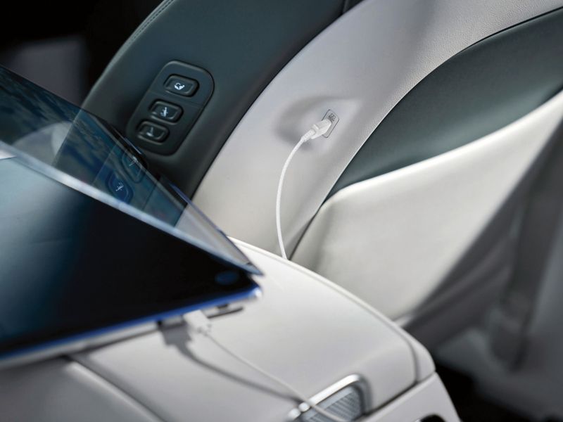 Un cable USB-C de 100 W de Hyundai cargando una tableta en el IONIQ 9.