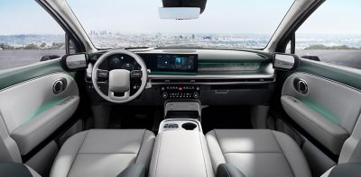 Vue d'une grande ville depuis l'intérieur de IONIQ 9