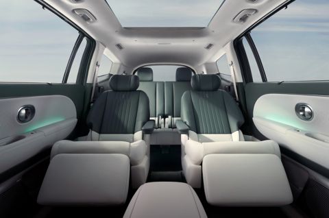 Sklopená relaxační sedadla ve druhé řadě v interiéru elektrického SUV Hyundai IONIQ 9.
