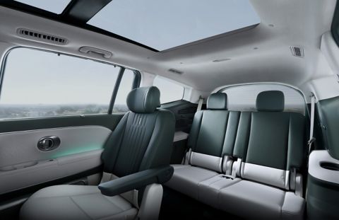 Pohled na sedadla ve druhé a třetí řadě v interiéru elektrického SUV Hyundai IONIQ 9.