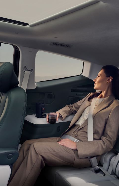 Mujer tranquila en asiento trasero de IONIQ 9