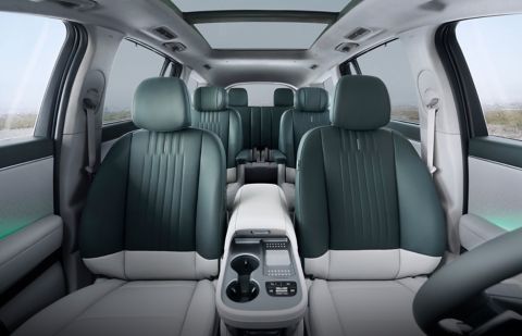 Pohled na interiér elektrického SUV Hyundai IONIQ 9 se šesti sedadly.