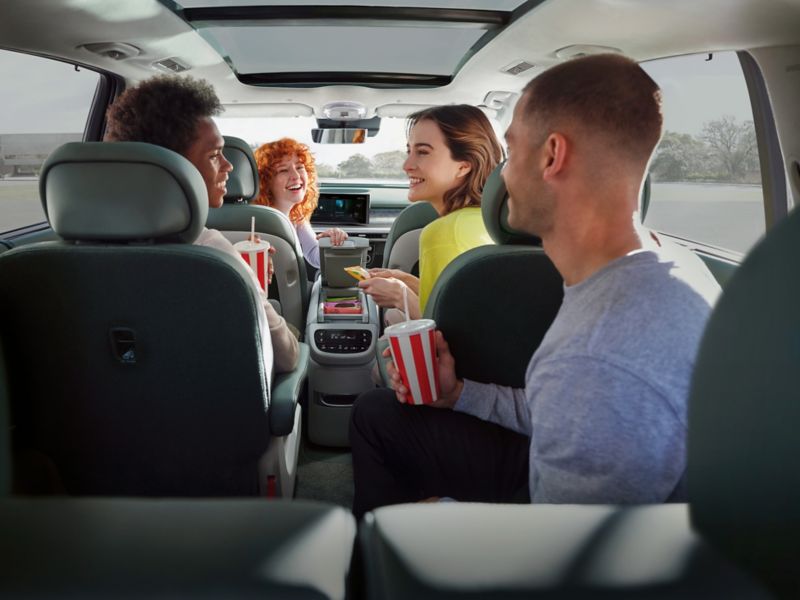 Unos amigos disfrutan cómodamente en las tres filas del Hyundai IONIQ 9.