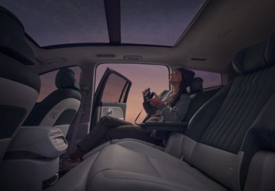 Een vrouw zit op een van de Relaxation Seats op de tweede zitrij in de IONIQ 9.