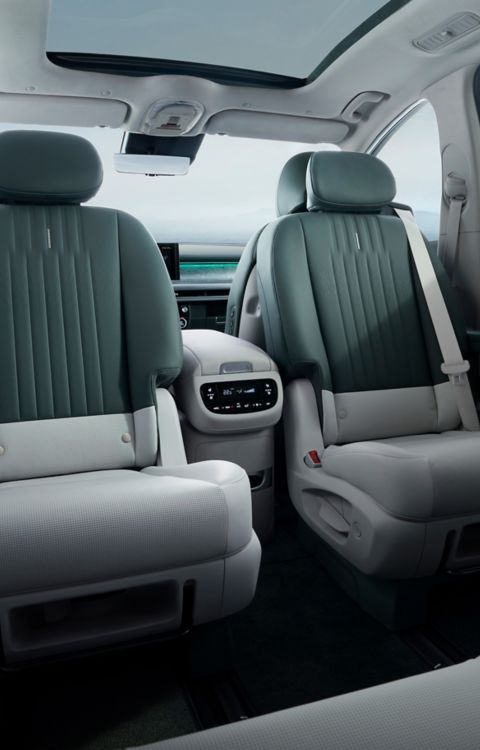 Hyundai IONIQ 9 with 2nd row swivel seats turned to face the 3rd row.