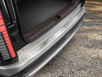 Hyundai IONIQ 9 con accesorio de estilo Línea embellecedora del parachoques trasero.