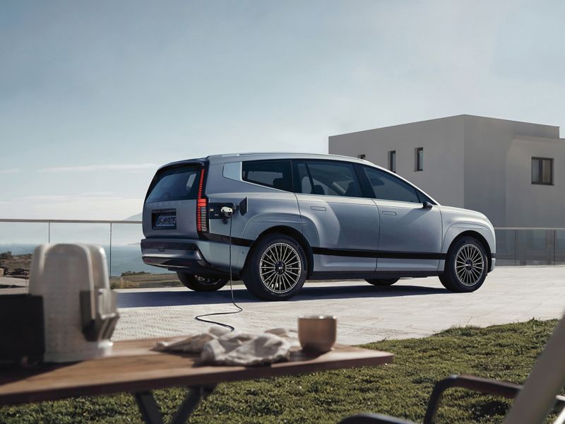 La tecnología Vehicle-to-Load del Hyundai IONIQ 9 alimenta una cafetera en un camping.