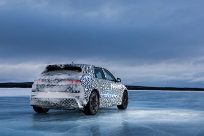 Hyundai IONIQ 5 N posta su un lago ghiacciato e in direzione destra