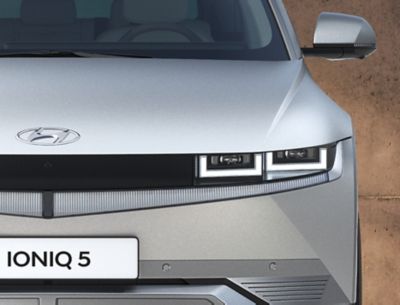 Imagen frontal de los distintivos faros LED del Hyundai IONIQ 5 Eléctrico. 