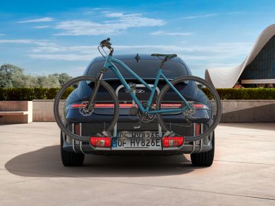 Ein Fahrradträger mit Fahrrad befestigt an der Anhängerkupplung des IONIQ 6.
