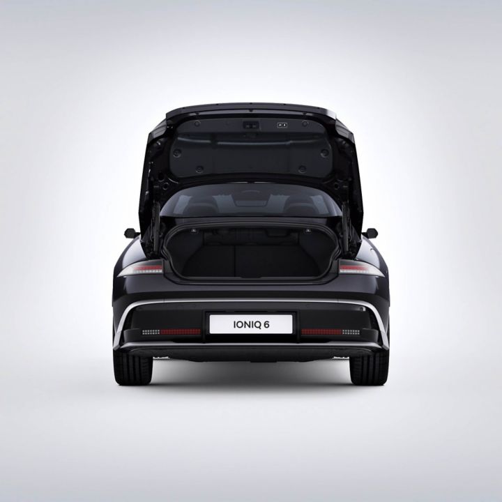 Video showing access to an ample 401 litres of luggage space in the Hyundai IONIQ 6.