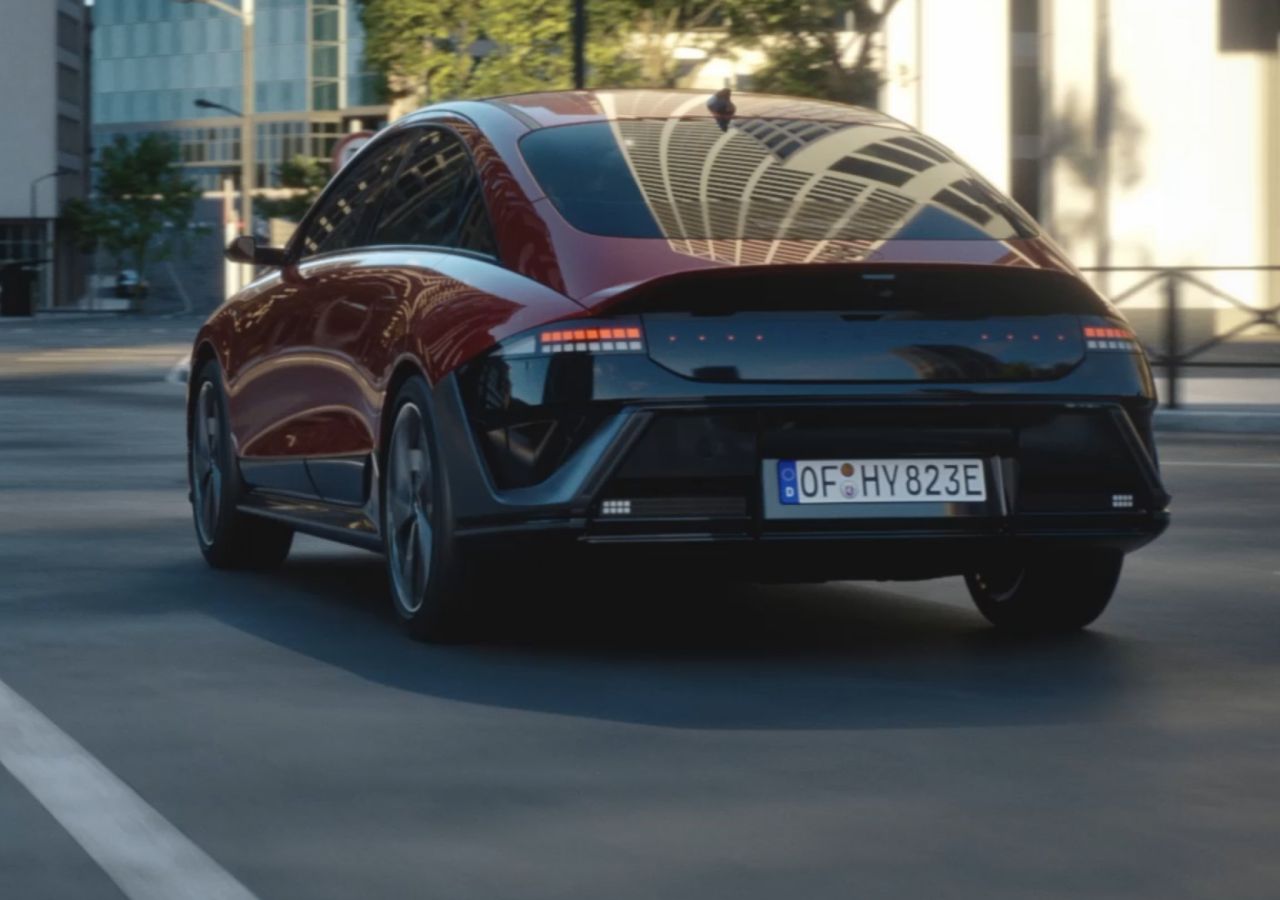 Červený Hyundai IONIQ 6 N Line jedoucí po městské ulici.