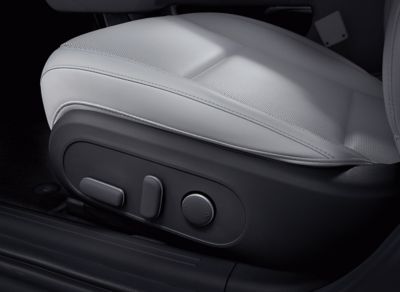 Buttons to adjust the 8-way adjustable relaxation seats in the Hyundai IONIQ 6.
