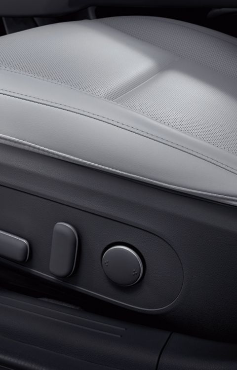 Buttons to adjust the 8-way adjustable relaxation seats in the Hyundai IONIQ 6.