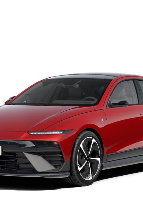 Driekwart vooraanzicht elektrische Hyundai IONIQ 6 N Line in de kleur Ultimate Red Metallic.