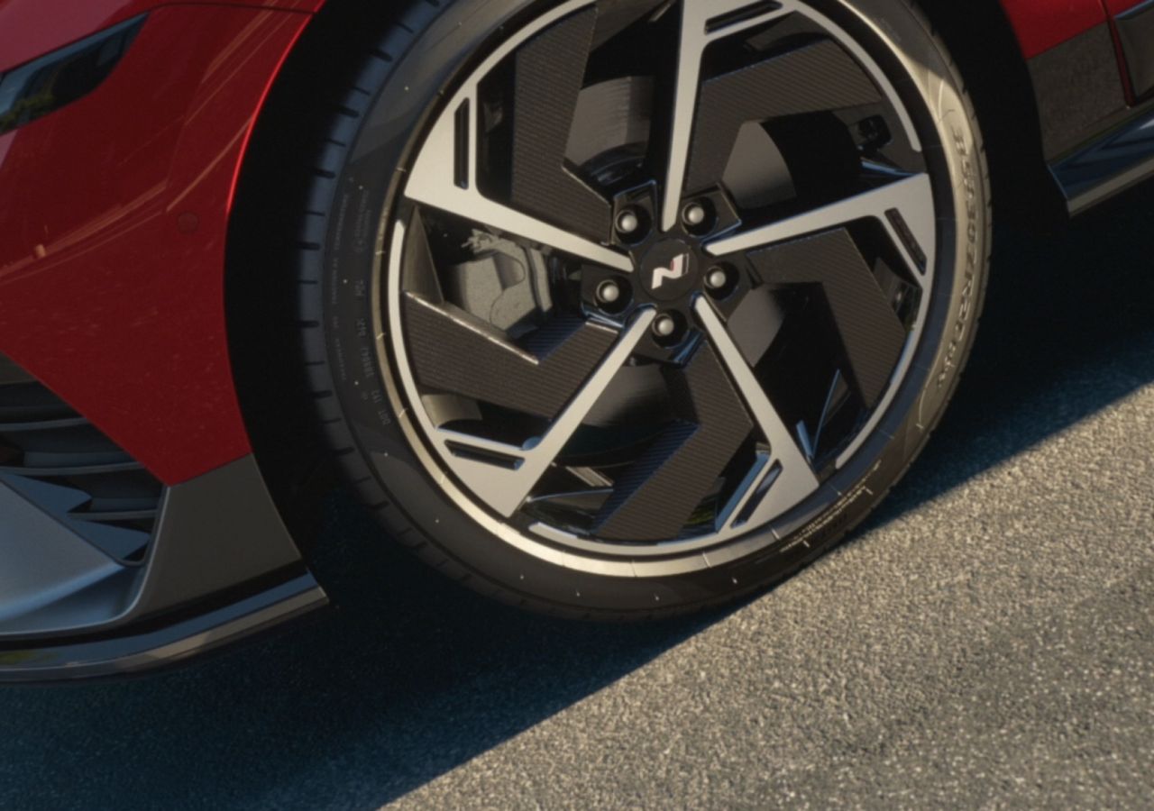 Video showing the 20 inch alloy wheels of the IONIQ 6 N Line