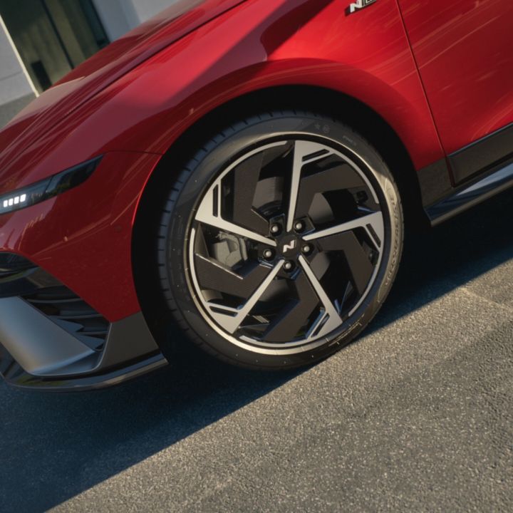 Video showing the 20 inch alloy wheels of the IONIQ 6 N Line