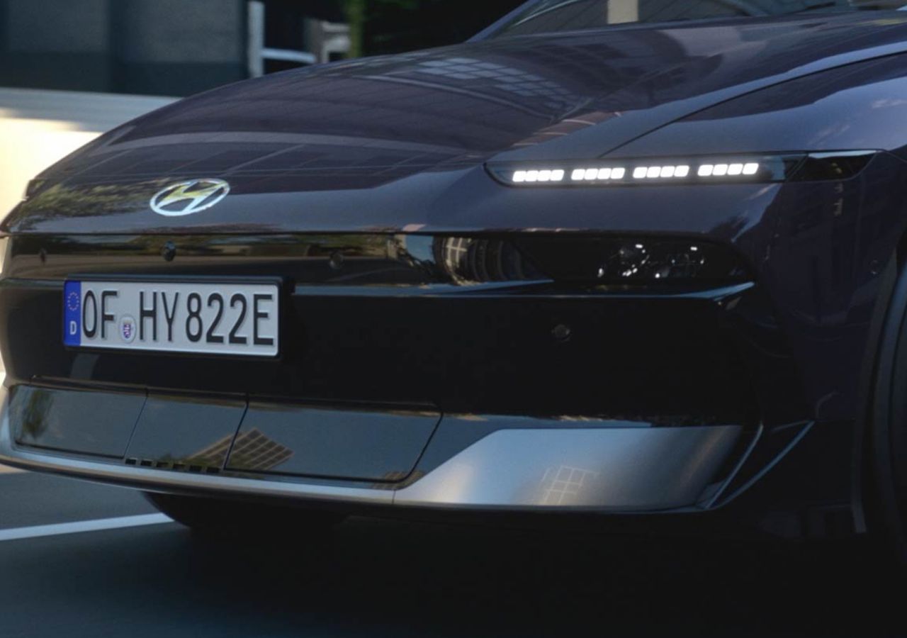 Vidéo de la berline électrique Hyundai IONIQ 6 circulant dans les rues de la ville. 