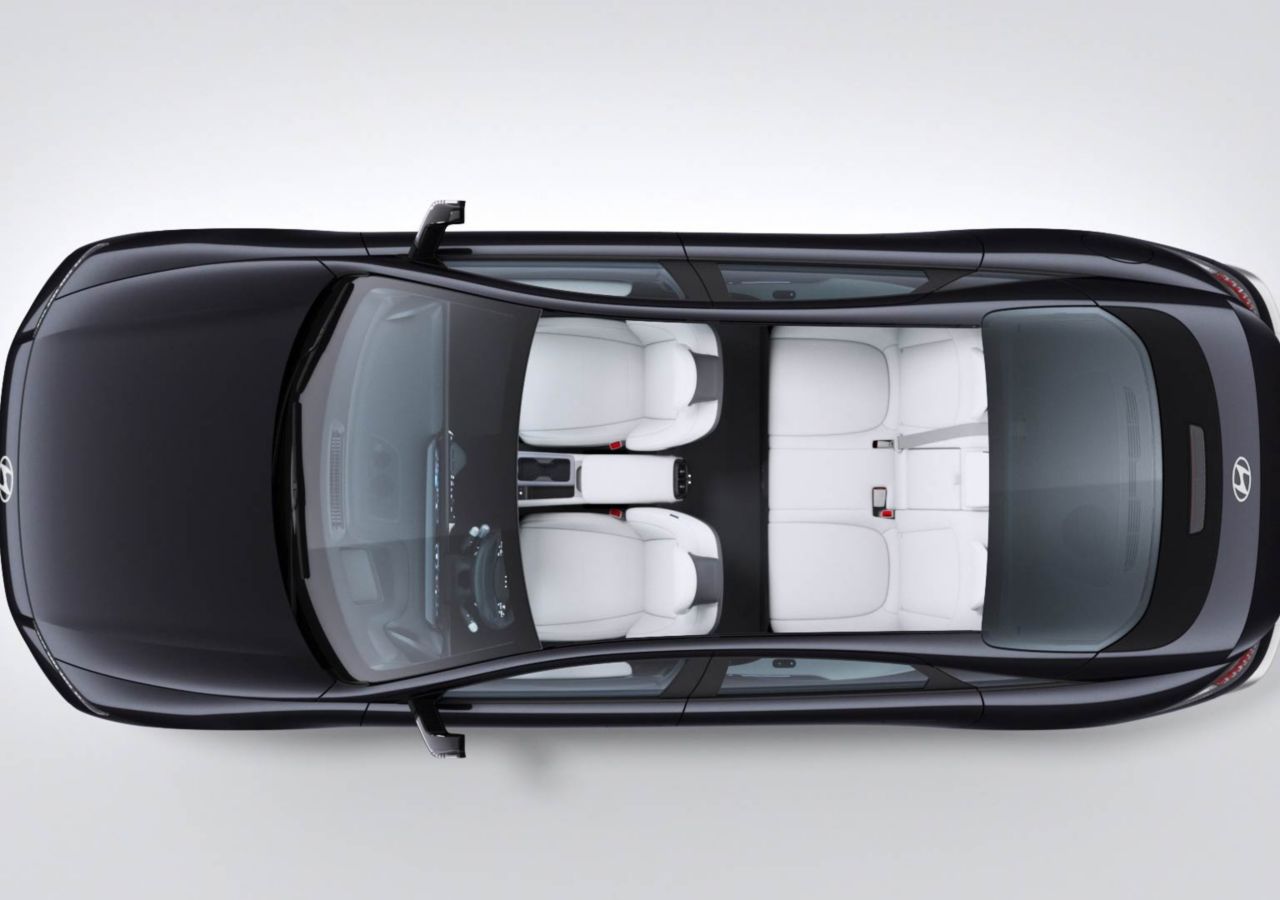 Video vozu Hyundai IONIQ 6 ukazující sklápění dělených zadních sedadel, díky kterému se objem zavazadlového prostoru zvětší až na 2 054 litrů.