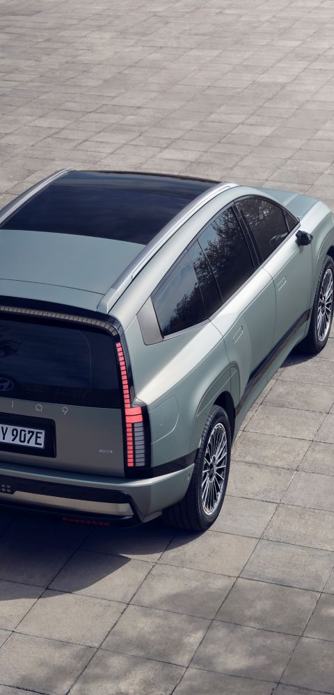 Hyundai IONIQ 9 při pohledu shora zaparkovaný na otevřené zpevněné ploše.