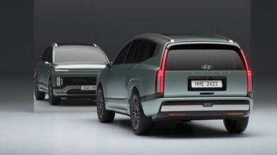 La iluminación LED característica del IONIQ 9 vista desde la parte delantera y trasera.