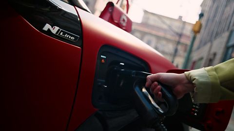 Interior del Hyundai IONIQ 3 con la consola central y un tablero de ajedrez de madera sobre los asientos del pasajero.